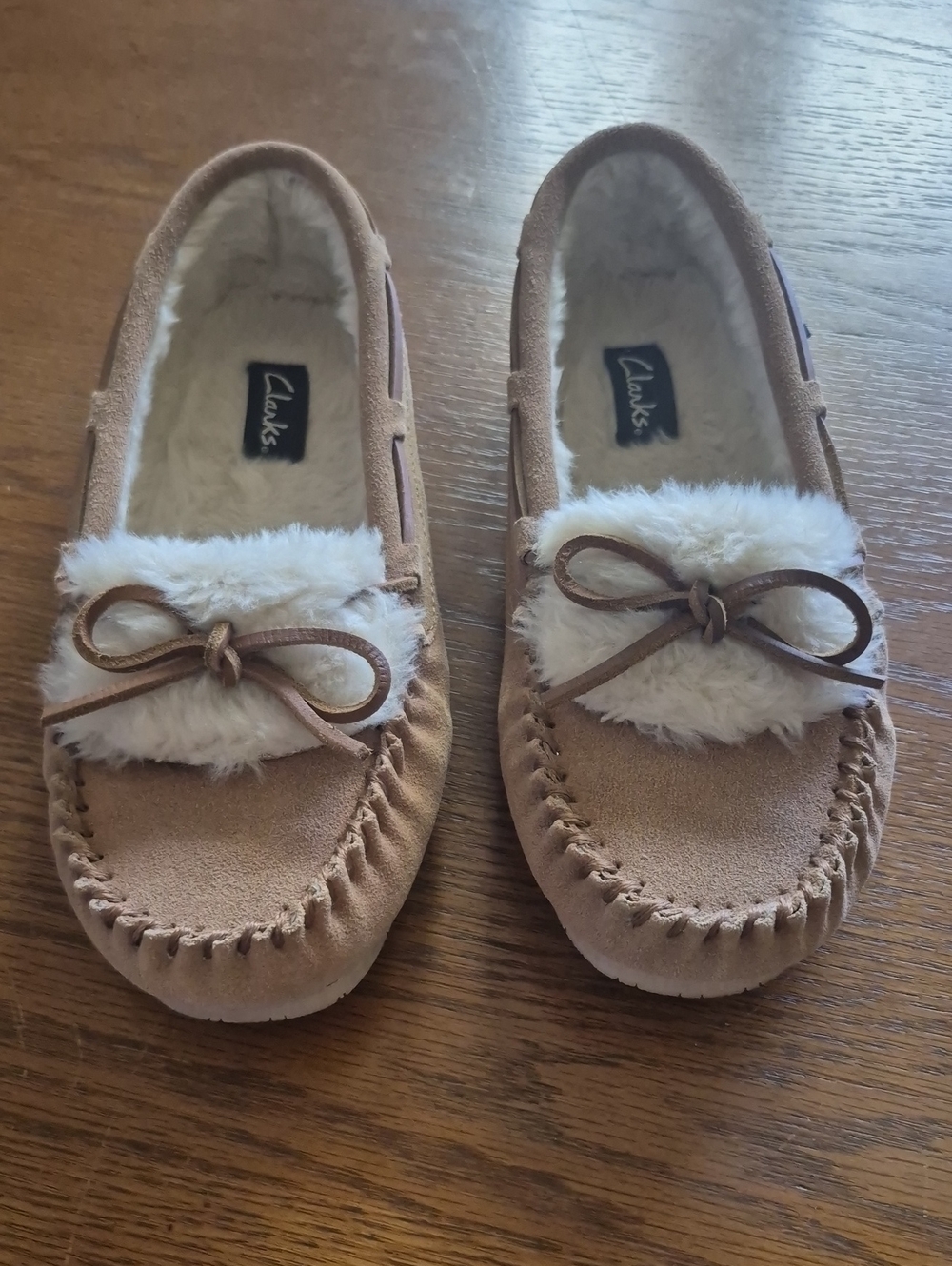 Clarks Tan Suede Moccasin Slippers with Cream Faux-Fur Trim Size 10 M
